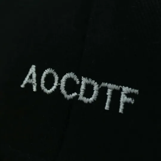 Broderie texte sur casquette plate
