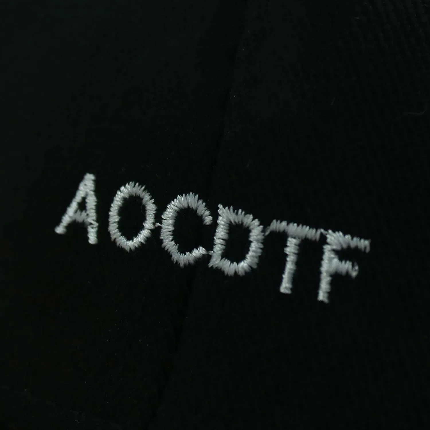 Broderie texte sur casquette plate