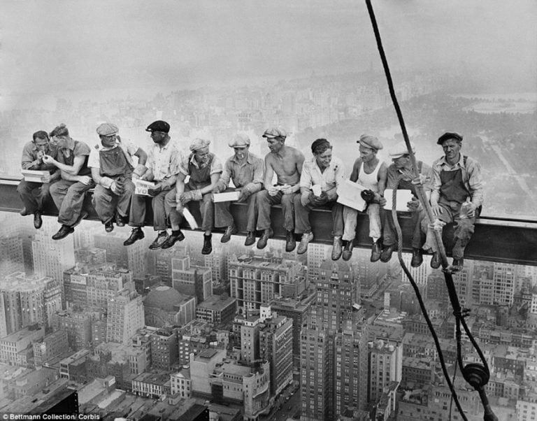 Une belle photo de couvreurs - lunch atop a skyscrapper