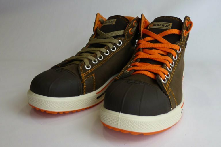 Chaussures de sécurité Conférence fabriquées par Cofra avec deux lacets