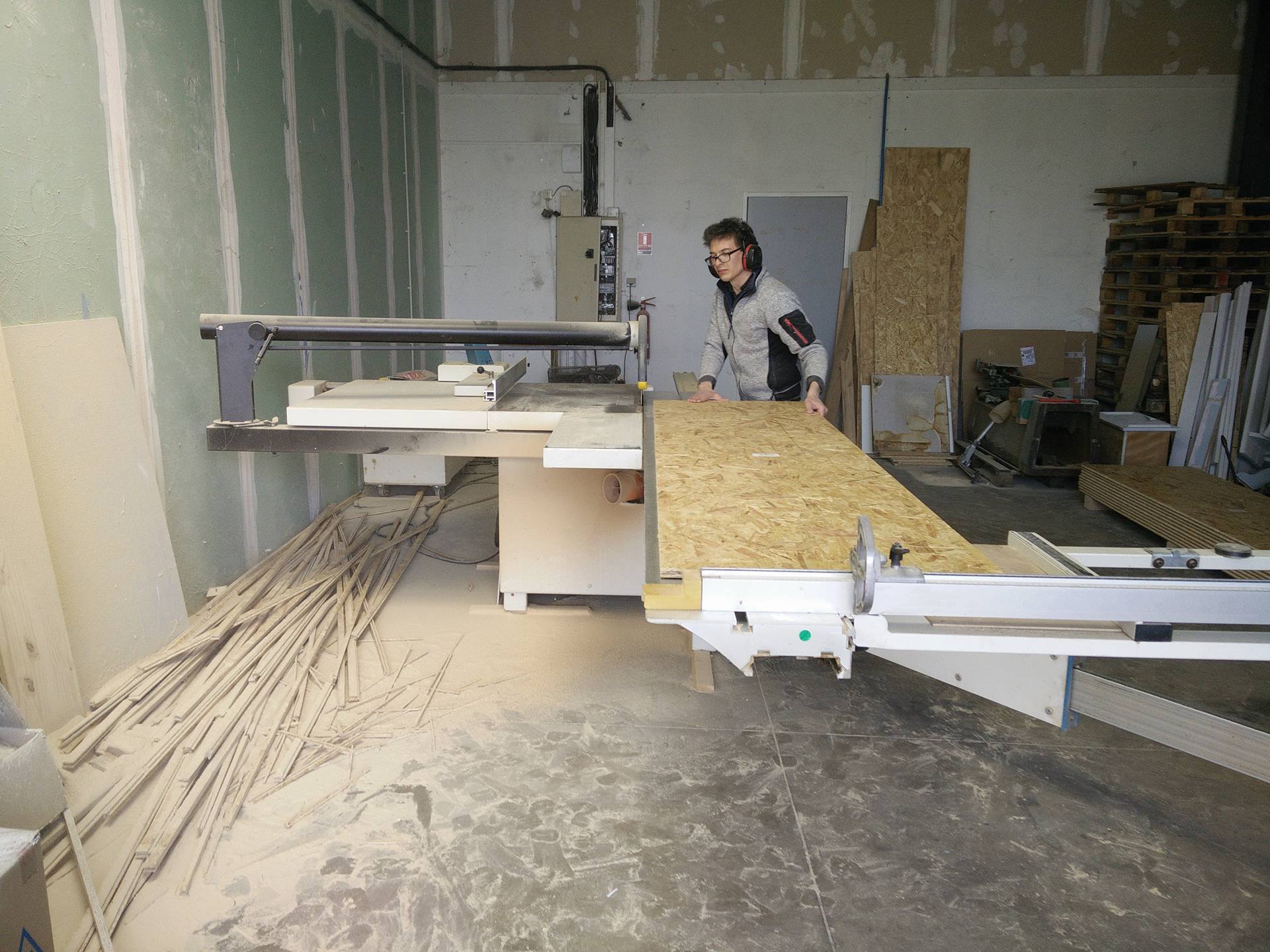 Jean fabrique les étagères pour nos vêtements de travail