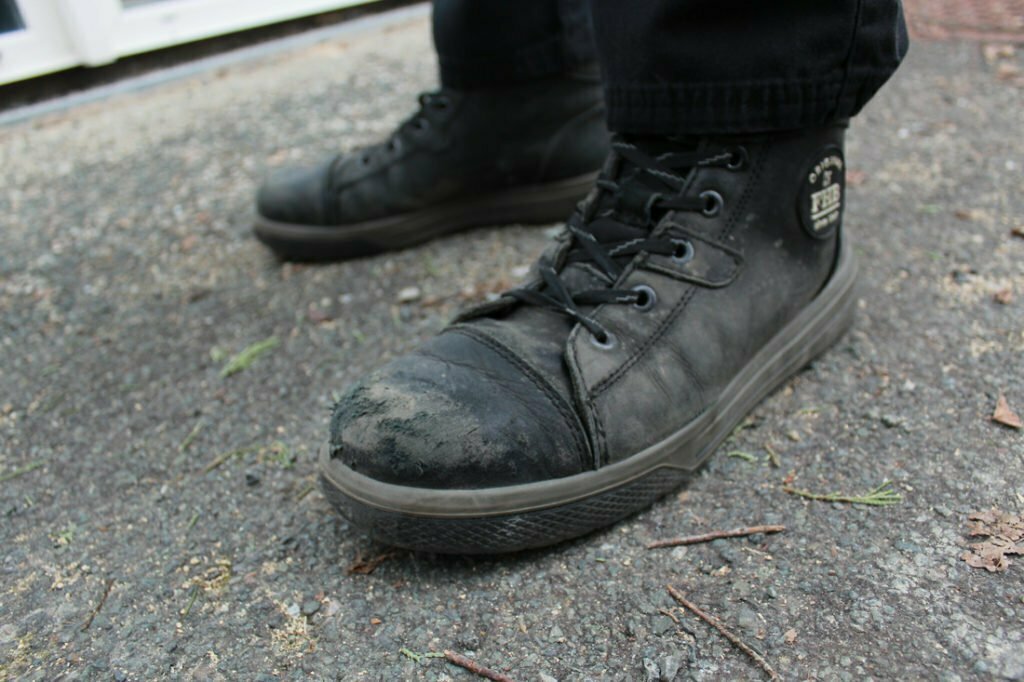 Détail du cuir des chaussures de sécurité confortables : les Linus FHB