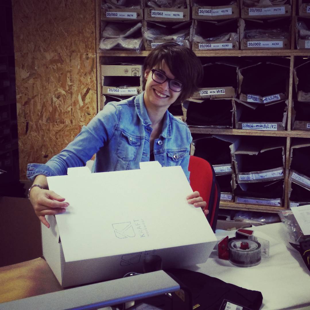 Aude aide à préparer les colis Kraft Workwear