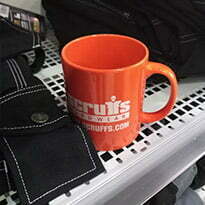 tasse à café posée sur une étagère du kilt blaklader