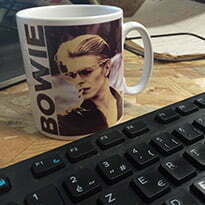 tasse à café près d'un clavier d'ordinateur