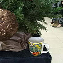 tasse à café au pied du sapin de noel