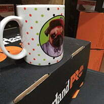 tasse à café de jean sur un carton timberland pro