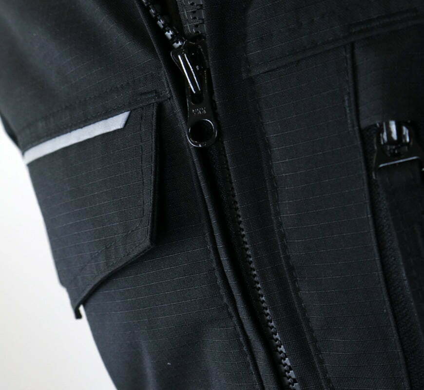 Zoom sur la matière d'un pantalon ripstop nylon