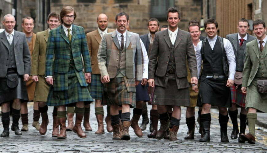 un groupe d hommes portant le kilt dans une rue