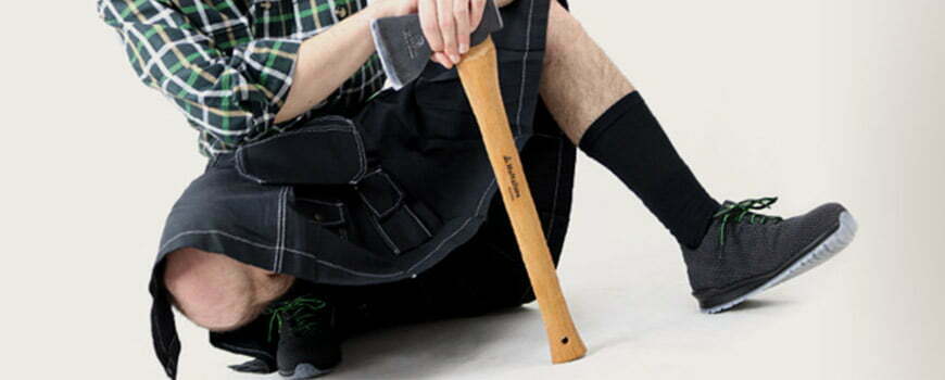 le kilt blaklader porte par un bucheron