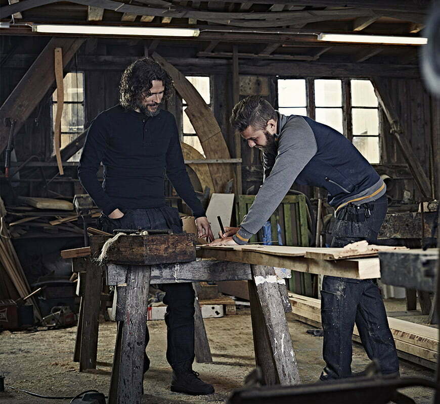 dans un atelier workers en jean de travail