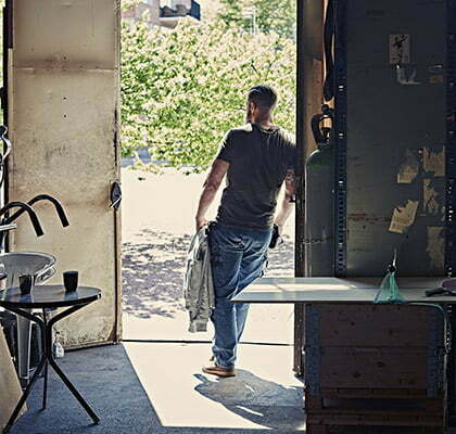 homme dans un atelier habille d un jean de travail dunderdon