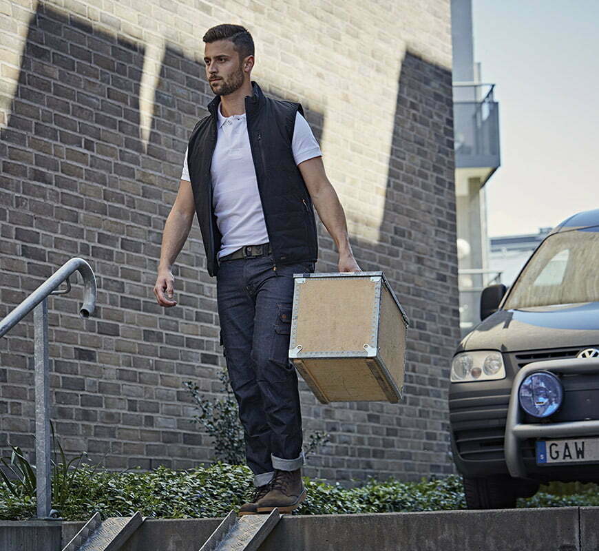 livreur en jean de travail