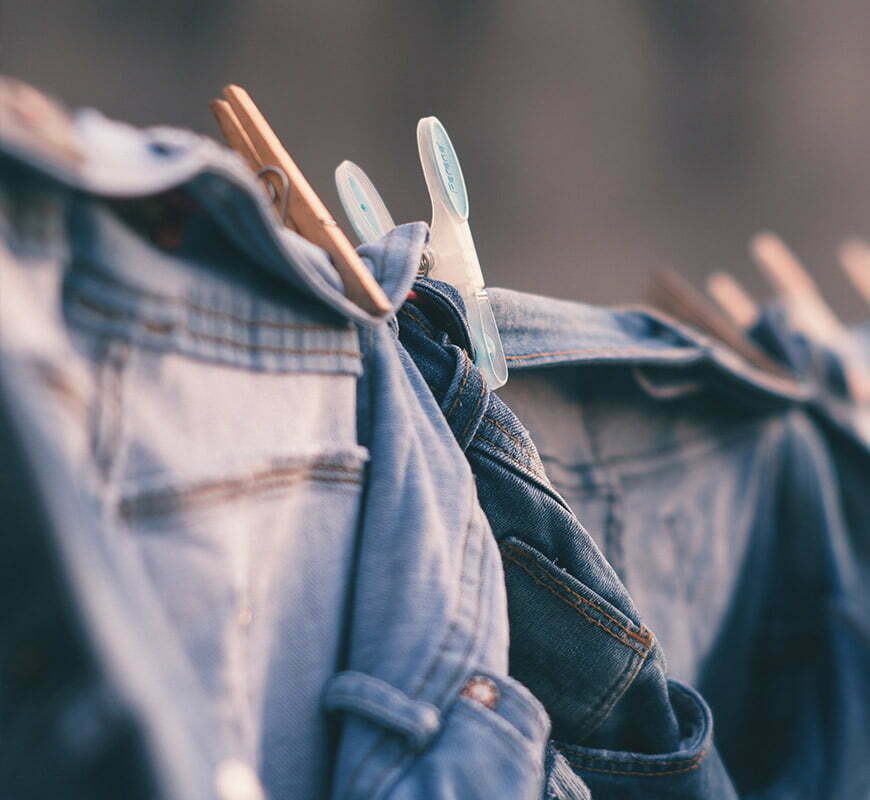 jean de travail sur un sechoir