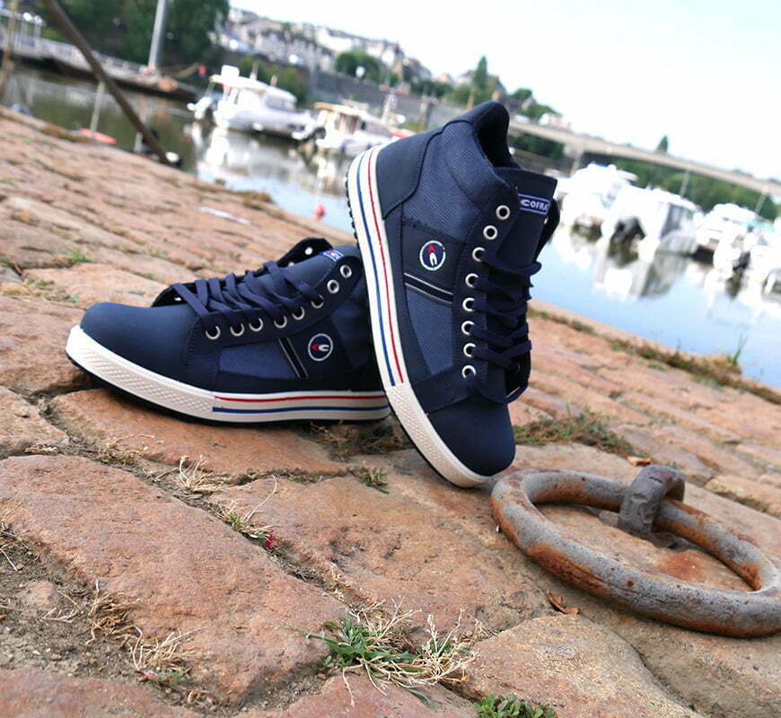 paire de basket de securite cofra pressing sur le quai d un port